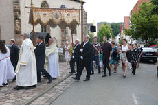 Fronleichnamsprozession durch die Straßen von Naumburg (Foto: Karl-Franz Thiede)